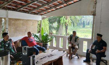Babinsa Koramil 2204/Cikidang Laksanakan Komsos Dengan Warga Desa Cikiray