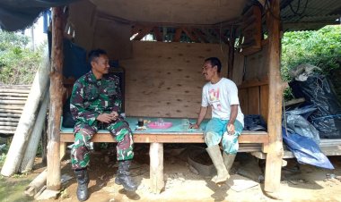 Babinsa Koramil 2205/Kalapanunggal Laksanakan Komsos dengan Warga Desa Mekarjaya