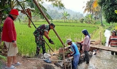 Babinsa Koramil 2202/Palabuhanratu Laksanakan Kegiatan Bakti Perbaikan Irigasi