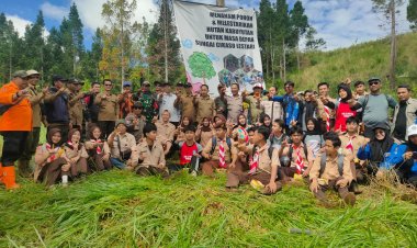 Personil Koramil 2209/Lengkong dan Forkopimcam Lengkong Gelar Kegiatan Penghijauan di Hutan Kabuyutan Demi Kelestarian Sungai Cikaso