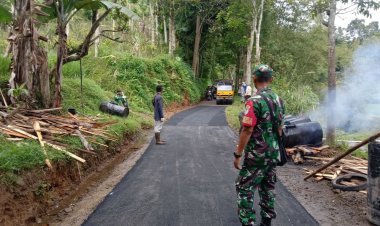 Bhakti TNI: Babinsa Koramil 2205/Kalapanunggal Bersama Warga Laksanakan Kegiatan Hotmix Jalan Lingkungan