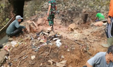 Babinsa Koramil 2202/Palabuhanratu Bersama Warga Laksanakan Karya Bakti Pembangunan Mushola