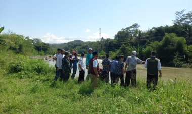 Babinsa Jampang Tengah Bersama Forkopimcam Lakukan Evakuasi Korban Laka Sungai, Satu Anak Terbawa Arus Sungai Cimandiri, Proses Pencarian Masih Berlangsung