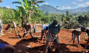 Babinsa Koramil 2206/Parakansalak Laksanakan Kegiatan Bhakti TNI di Desa Sukakersa