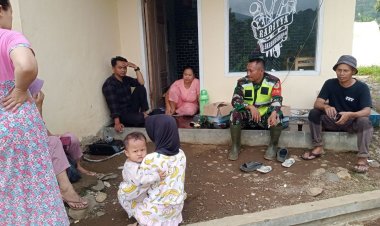 Babinsa Koramil 2205/Kalapanunggal Laksanakan Komsos Bersama Warga Desa Mekarjaya