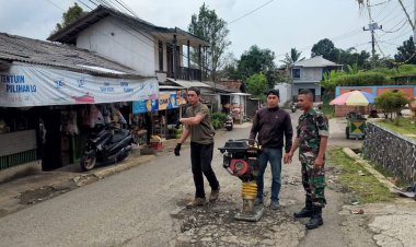 Babinsa Koramil 2205/Kalapanunggal Laksanakan Kegiatan Bhakti TNI Bersama Warga