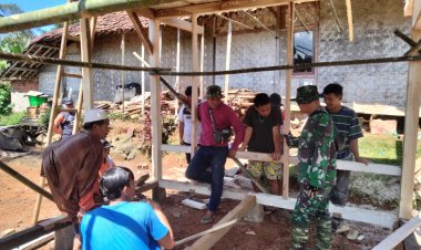 Gotong Royong Bedah Rumah Tak Layak Huni di Desa Bojong Jengkol, Bentuk Kepedulian Sosial Warga dan Aparat