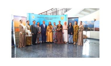 Kedutaan Besar Kazakhstan di Jakarta Gelar Peragaan Busana Eksklusif di Jakarta