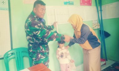 Babinsa Koramil 2204/Cikidang Dampingi Kegiatan Posyandu di Desa Cikarae Thoyibah