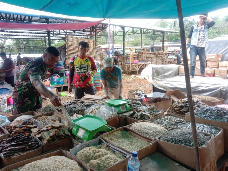 Babinsa Koramil 2204/Cikidang Laksanakan Pemantauan Harga Sembako di Desa Cikarae Thoyibah