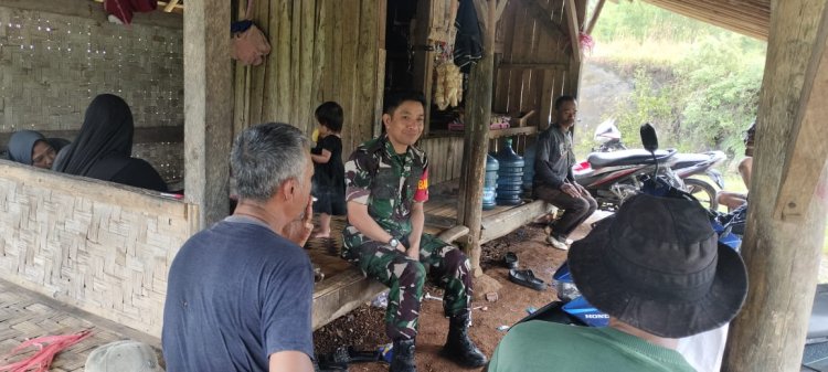 BABINSA KORAMIL 2210/PABUARAN GELAR KOMSOS BERSAMA WARGA DESA LEMBURSAWAH