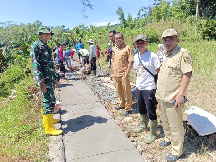 Babinsa Koramil 2209/Lengkong Laksanakan Monitoring Karya Bakti Plesterisasi Jalan di Desa Tegallega