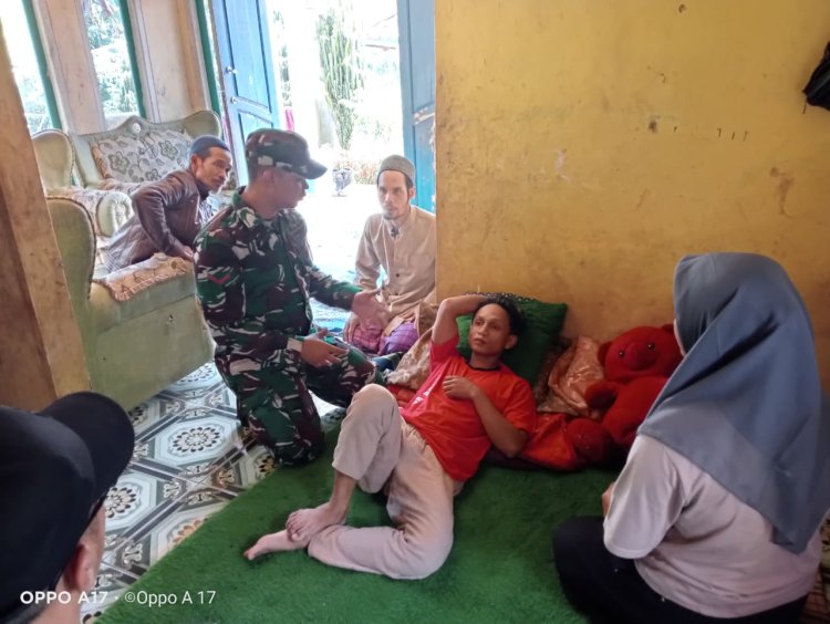 Babinsa Koramil 2207/Jampang Tengah Bantu Evakuasi Warga Sakit di Kampung Terpencil