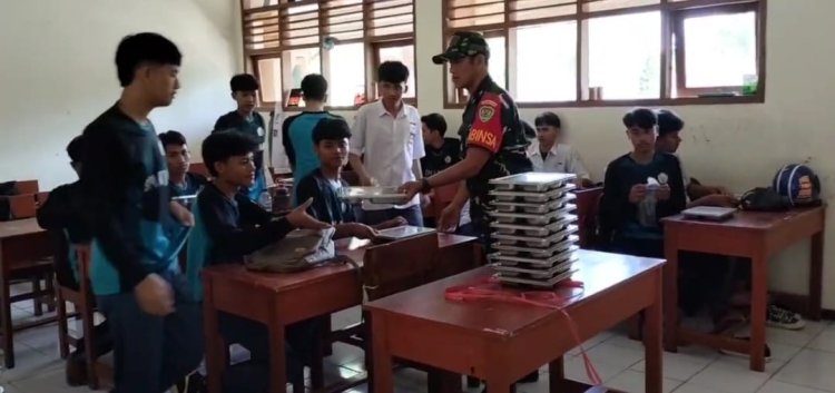 Babinsa Koramil 2213/Jampangkulon Dampingi Distribusi Program Makan Bergizi Gratis di SMAN 1 Jampangkulon