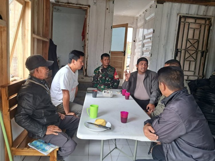Babinsa Koramil 2207/Jampangtengah Laksanakan Komsos Bersama Tokoh Masyarakat