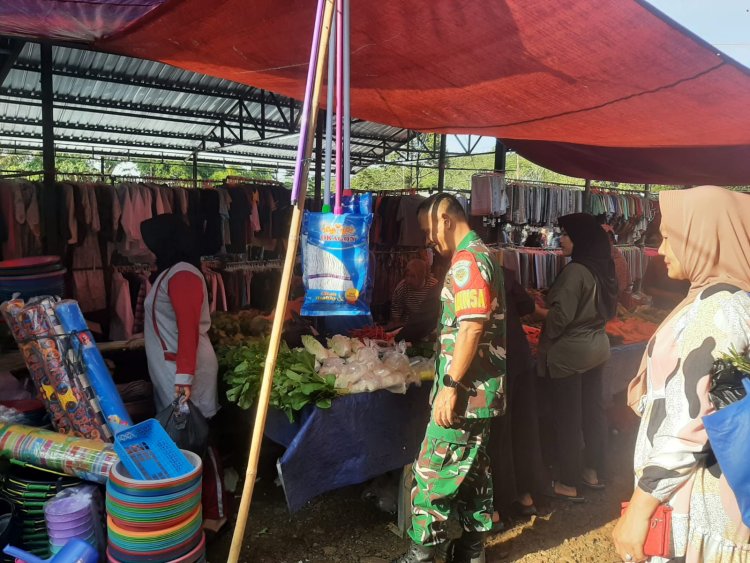 Babinsa Koramil 2204/Cikidang Laksanakan Pemantauan Harga Sembako di Desa Cikarae Thoyibah