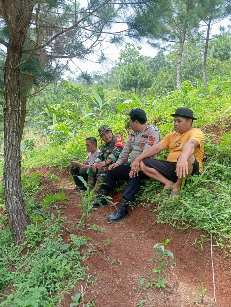 Babinsa Koramil 2201/Cisolok Laksanakan Komsos dan Monitoring Wilayah