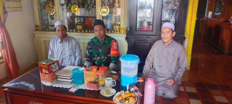 Babinsa Koramil 2213/Jampangkulon Laksanakan Komsos Bersama Warga Desa Cimahpar