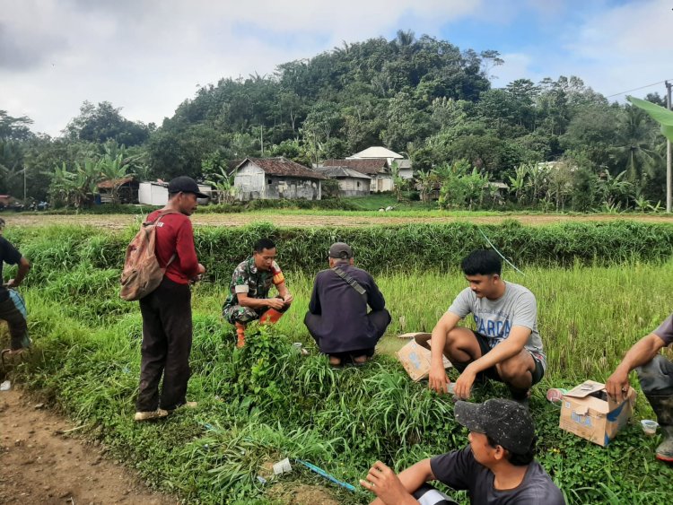 Babinsa Koramil 2204/Cikidang Dampingi Kegiatan Posyandu di Desa Cikarae Thoyibah