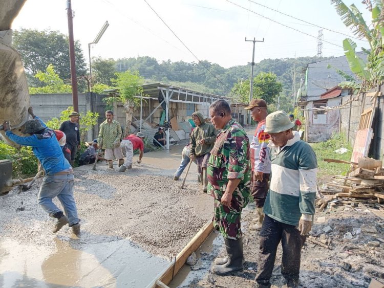 Babinsa Koramil 2207/Jampang Tengah Laksanakan Karya Bakti Bersama Warga