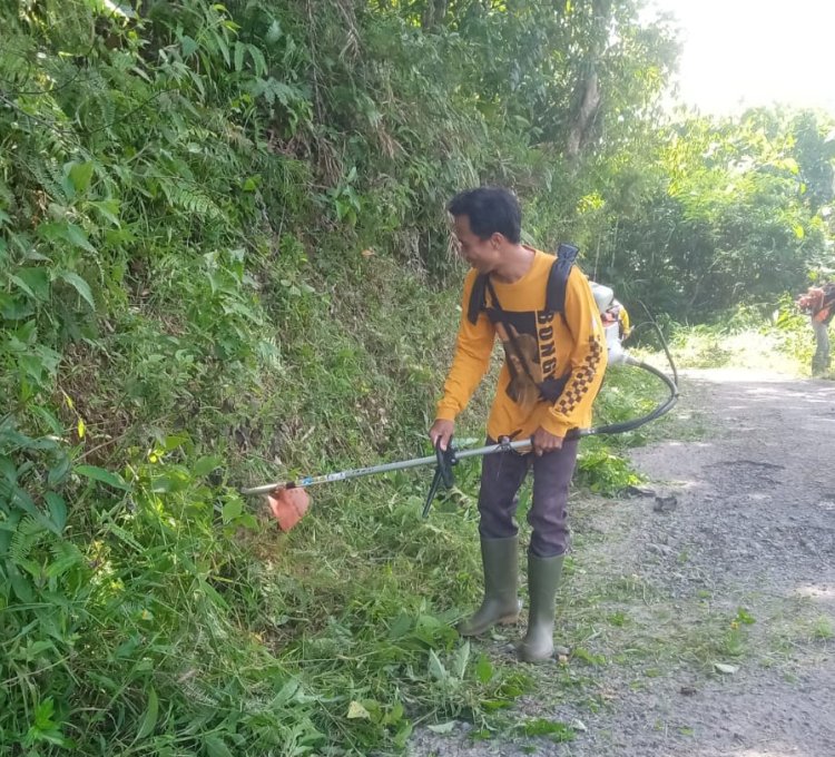 Warga Desa Gandasoli Gelar Kerja Bakti Rutin, Pererat Kebersamaan dan Jaga Kebersihan Lingkungan