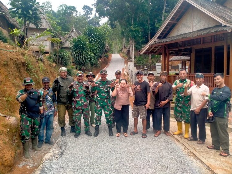 Personil Kodim 0622/Kab Sukabumi Laksanakan Bakti TNI TA 2025 di Desa Sirnaresmi, Kec. Cisolok