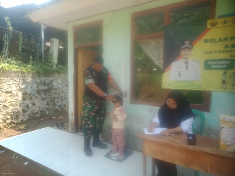 Babinsa Koramil 2204/Cikidang Dampingi Kegiatan Posyandu di Desa Cikarae Thoyibah