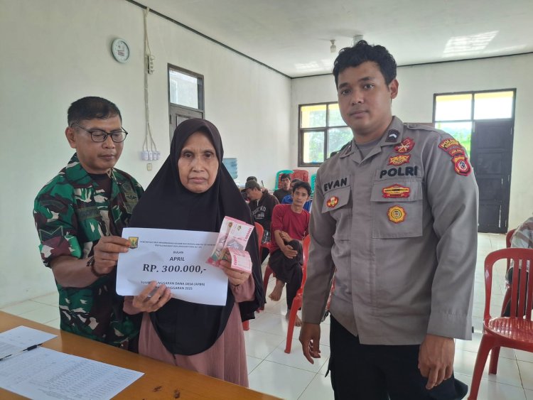 Babinsa Koramil 2204/Cikidang Dampingi Penyaluran BLT Dana Desa di Mekarnangka