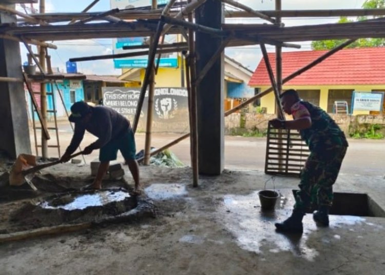 Babinsa Koramil 2206/Parakansalak Laksanakan Karya Bakti Perbaikan Tiang Masjid