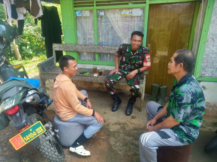 BABINSA KORAMIL 2208/NYALINDUNG LAKSANAKAN KOMSOS DENGAN WARGA DESA CIJANGKAR