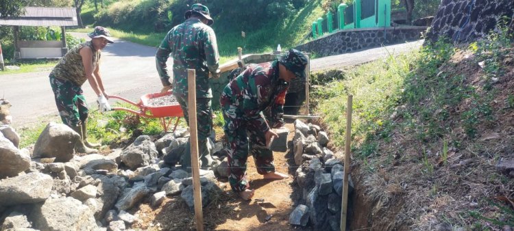 Babinsa Koramil 2205/Kalapanunggal Laksanakan Kegiatan Karya Bakti di Makodim Sukabumi