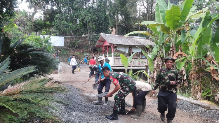 Karya Bakti TNI: Babinsa Koramil 2201/Cisolok Laksanakan Pengaspalan Jalan di Desa Sukamaju