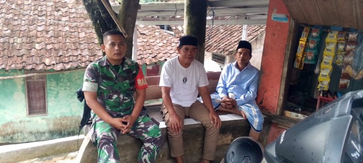 Babinsa Koramil 2201/Cisolok  Laksanakan Komsos dan Monitoring Wilayah