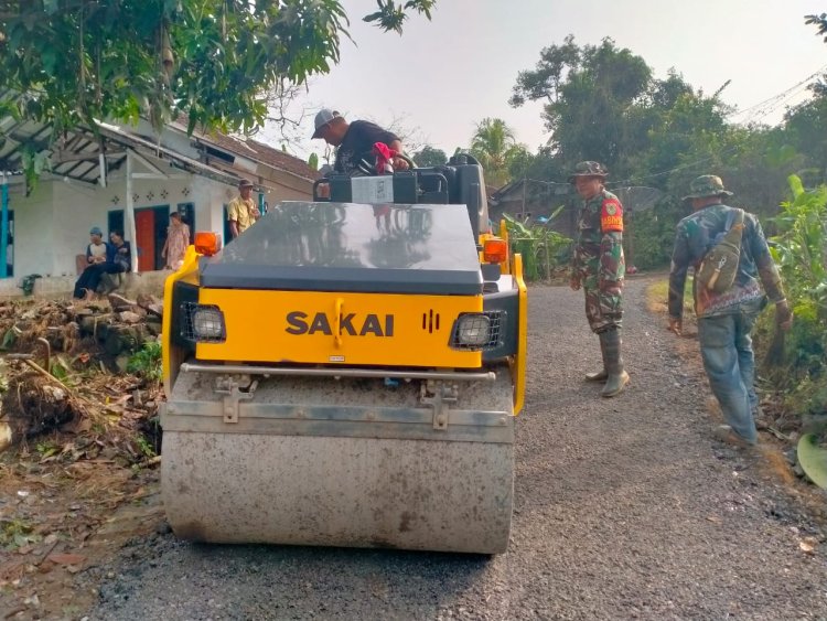 Karya Bakti TNI Kodim 0622/Kabupaten Sukabumi Pengaspalan Jalan di Kampung Cimuncang, Desa Sukamaju, Kecamatan Cikakak