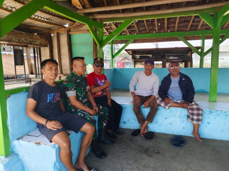 Babinsa Koramil 2206/Parakansalak Laksanakan Komsos Bersama Warga Desa Bojonglongok