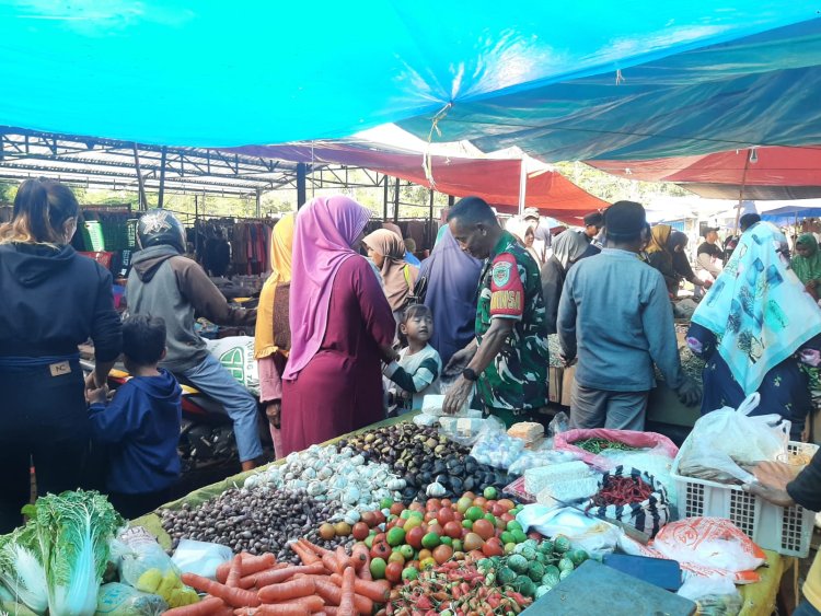 Babinsa Koramil 2204/Cikidang Laksanakan Pengecekan Harga Sembako di Pasar Tradisional