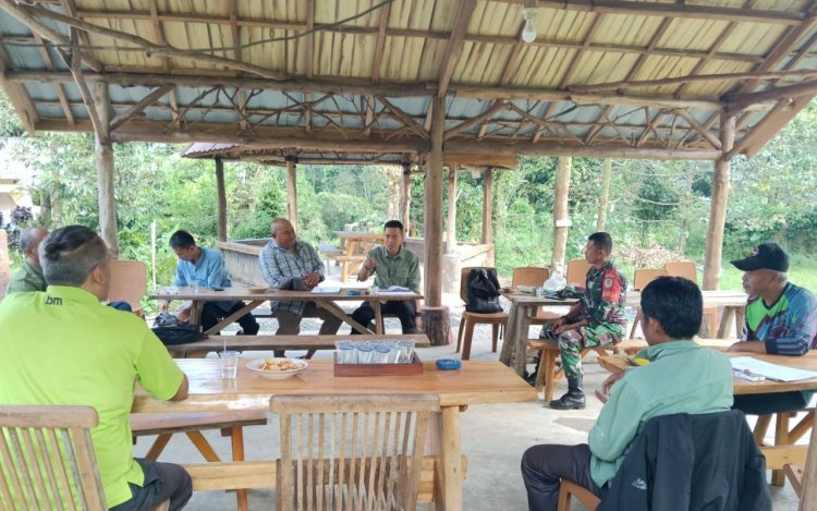 Babinsa Koramil 2205/Kalapanunggal Hadiri Rapat Bersama BPP dan Ketua Poktan di Desa Gunung Endut