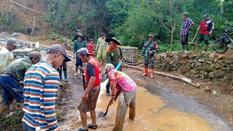 BABINSA KORAMIL 2205/KALAPANUNGGAL LAKSANAKAN BHAKTI BERSAMA WARGA