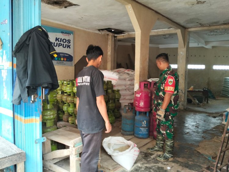 BABINSA Koramil 2208/Nyalindung Laksanakan Monitoring Harga Sembako di Pasar Nyalindung