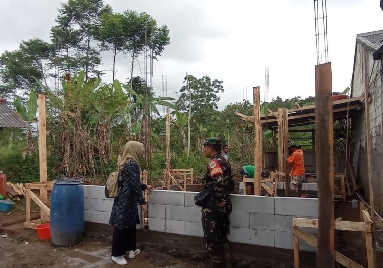 BABINSA KORAMIL 2207/JAMPANG TENGAH LAKSANAKAN BHAKTI PEMBANGUNAN POSYANDU DI DESA PURABAYA