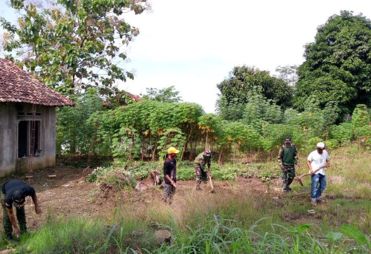 Babinsa Koramil 2201/Cisolok Laksanakan Karya Bakti Bersama Warga di Cikakak