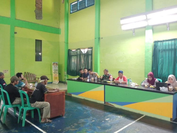 Babinsa Koramil 2202/Palabuhanratu Hadiri Musyawarah Pengaspalan Jalan di Desa Loji