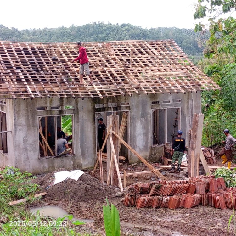 GOTONG ROYONG PERBAIKI POSRAMIL 01 CIKAKAK, WARGA DAN TNI TUNJUKKAN KEKUATAN KEBERSAMAAN