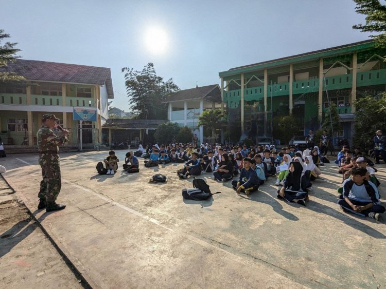 Babinsa Koramil 2202/Palabuhanratu Berikan Wawasan Kebangsaan kepada Siswa SMP IT Jayanti