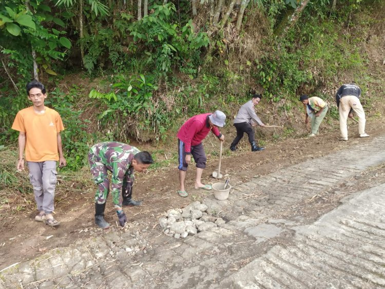 Babinsa Koramil 2211 Sagaranten Gelar Karya Bakti Bersama Tiga Pilar di Desa Bojongtugu