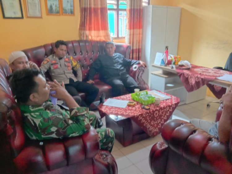 Babinsa Koramil 2202/Palabuhanratu Laksanakan Komsos dengan Aparat Desa Cihaur ﻿