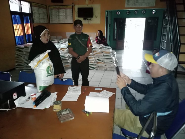 Babinsa Koramil 2213/Jampangkulon Dampingi Penyaluran Bantuan Beras di Desa Balekambang