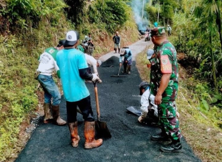 Babinsa Koramil 2205/Kalapanunggal Gelar Kegiatan Bhakti Hotmix Jalan Lingkungan di Desa Cianga