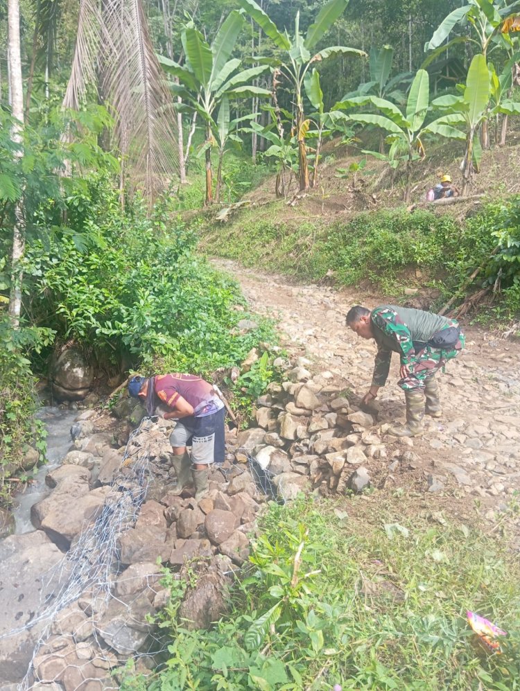 BABINSA DESA GUNUNG KERAMAT GELAR KARBAK PEMBANGUNAN JALAN DAN PEMASANGAN BERONJONG