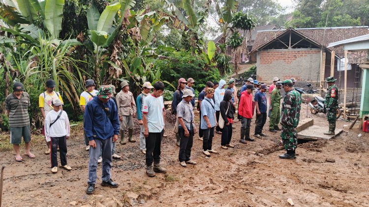 Bakti TNI  Pengaspalan Jalan di Desa Bojong Jengkol Rampung 100%